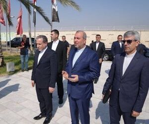 ادای احترام «عراقچی» به فرماندهان شهید مقاومت