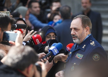 وزیر دفاع: هیچ جنگنده‌ای در حمله اسرائیل وارد ایران نشده است