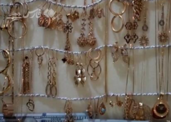 صف اهدای طلای بانوان زنجانی به نیروهای مقاومت + فیلم