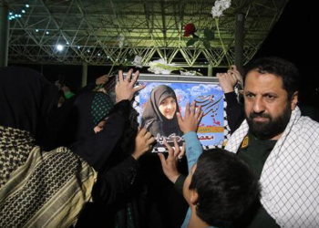 وداع با شهیده معصومه کرباسی در شهرک گلستان شیراز + فیلم