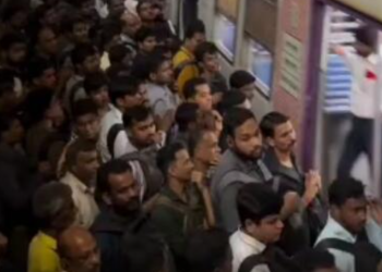 نحوه سوار شدن مردم بمبئی به قطار + فیلم