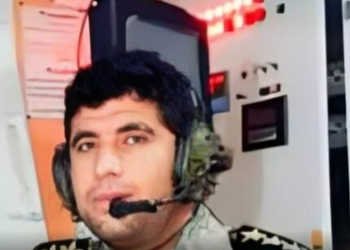 شعرخوانی دختر شهید جهاندیده در مراسم تشییع پدرش + فیلم