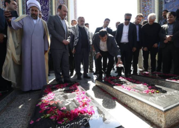 حضور دنیامالی و چهره های ورزشی بر مزار شهدای گمنام جزیره بوموسی