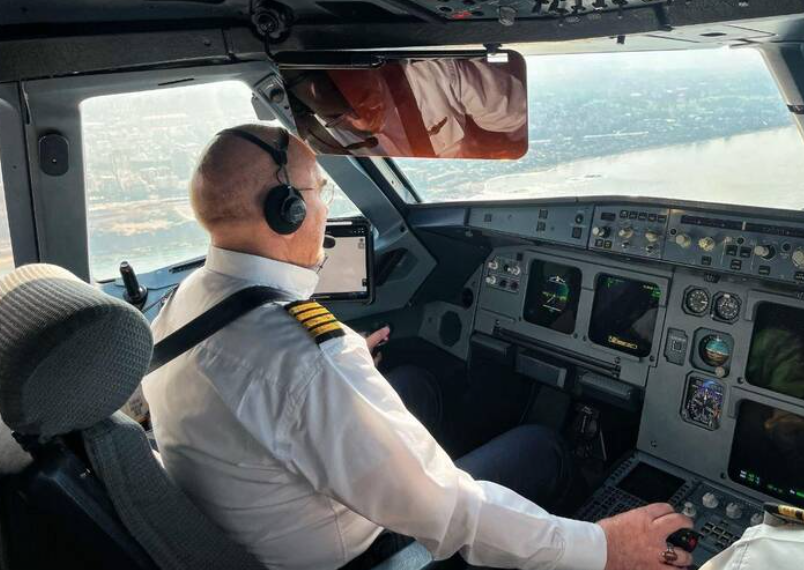 قالیباف خلبان سفر خود به لبنان شد + عکس