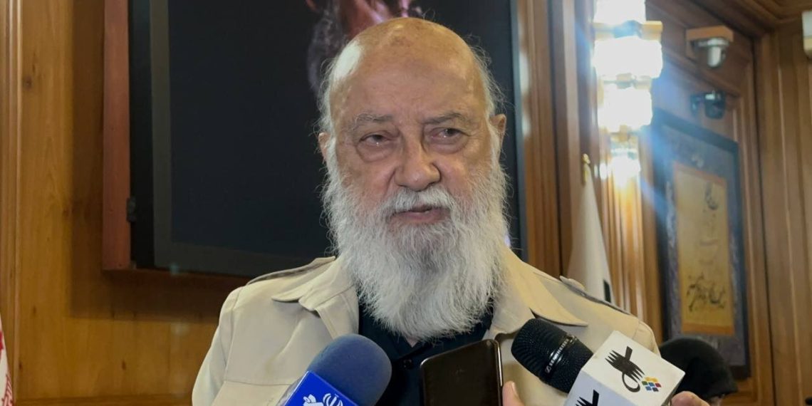 چمران:تراموای در حال بارگیری همان اتوبوس ۳ کابینه است