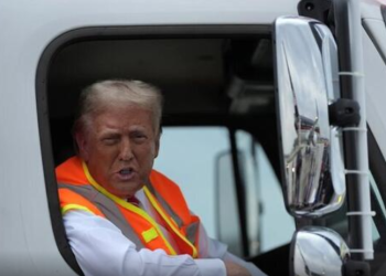 ترامپ با ماشین حمل زباله به ویسکانسین رفت! + فیلم