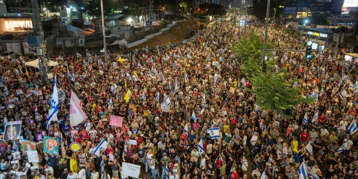 صفحه نخست روزنامه های عبری زبان، در اسرائیل بر سر ادامه جنگ اختلاف وجود دارد