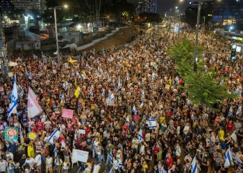 صفحه نخست روزنامه های عبری زبان، در اسرائیل بر سر ادامه جنگ اختلاف وجود دارد