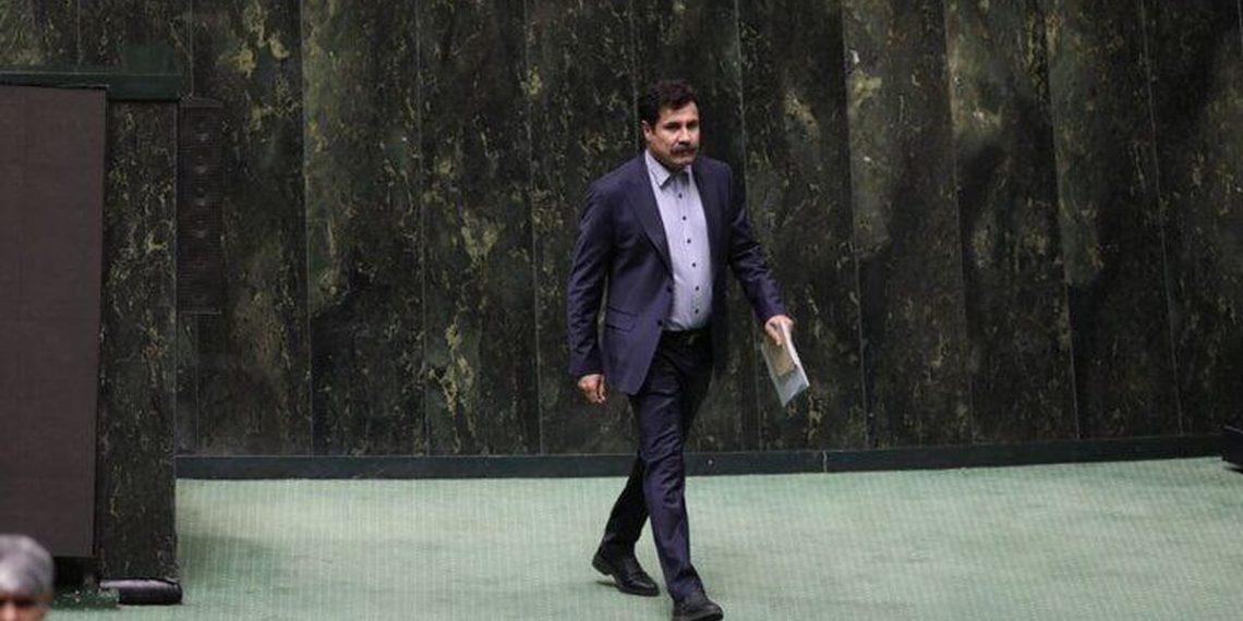 مجلس سرانجام با استعفای حسین‌زاده موافقت کرد