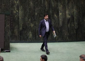 مجلس سرانجام با استعفای حسین‌زاده موافقت کرد