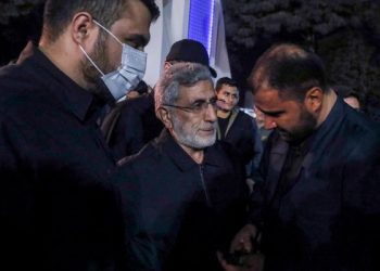 حضور سردار قاآنی در استقبال از پیکر شهید نیلفروشان در تهران