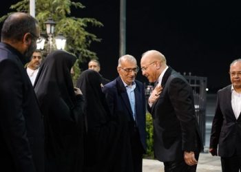 استقبال جمعی از خانواده‌های شهدا از قالیباف در فرودگاه مهرآباد