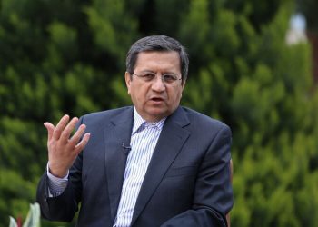 همتی: سود بانکی را کاهش می‌دهیم