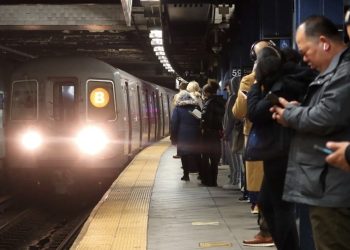 تصاویری عجیب از ساعات شلوغی مترو ژاپن + ویدئو