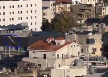 لحظه حمله جنون آمیز جنگنده صهیونی به ساختمان مسکونی در ضاحیه