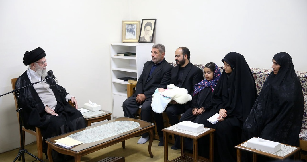 رهبر انقلاب: اجر خانوادههای شهدا از شهیدان کمتر نیست