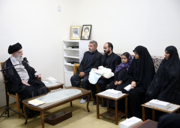 رهبر انقلاب: اجر خانواده‌های شهدا از شهیدان کمتر نیست