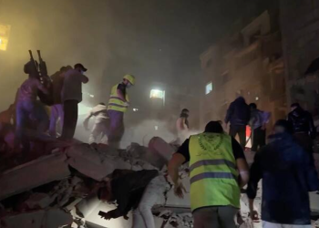 بمباران برج ۸ طبقه در بیروت + تصاویر