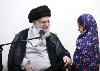 گفت‌وگو رهبر انقلاب با دختر خردسال شهید جهاندیده + فیلم