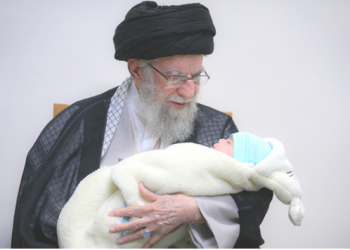 اذان و اقامه  در گوش فرزند شهید توسط رهبر انقلاب + فیلم