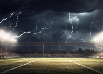 لحظه اصابت صاعقه به فوتبالیست‌ها در پرو + فیلم