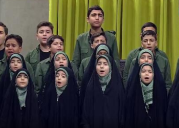 لحظاتی از سرودخوانی دانش‌آموزان در دیدار با رهبر انقلاب + فیلم