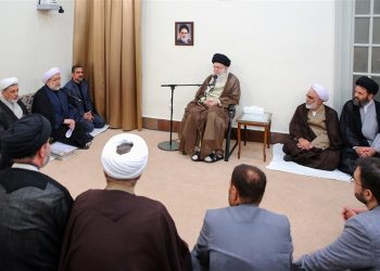 رهبر انقلاب: کتاب ماندگارترین اثر هنری است