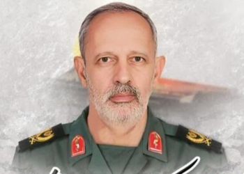 نجوای پدر شهید پورهاشمی بر سر پیکر فرزند + فیلم