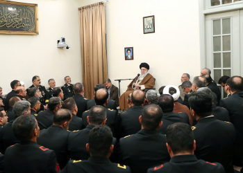 رهبر انقلاب: نیروهای مسلح بر افزایش توان رزم متمرکز شوند