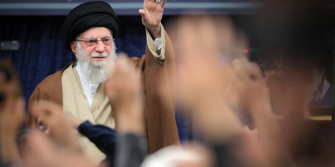 دیدار هزاران نفر از اقشار مختلف مردم با رهبر انقلاب درباره تحولات منطقه + فیلم و متن سخنرانی