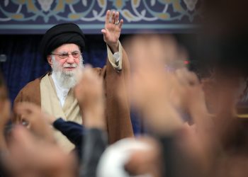 دیدار هزاران نفر از اقشار مختلف مردم با رهبر انقلاب درباره تحولات منطقه + فیلم و متن سخنرانی