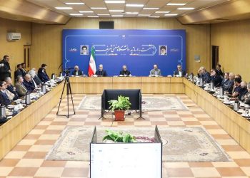 پزشکیان:می‌توان به‌جای قطع برق صنایع، کارمندان را دورکار کرد