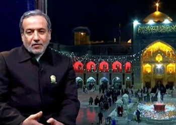 وزیر خارجه در لباس خادمی امام هشتم چه دعایی کرد؟ + فیلم