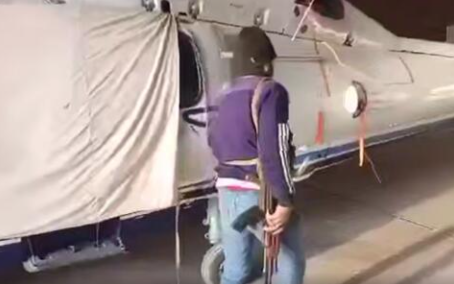 کنترل مخالفان سوریه در فرودگاه المزه + فیلم