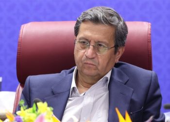 همتی: قیمت دلار الان باید ۷۳ هزار تومان می‌بود