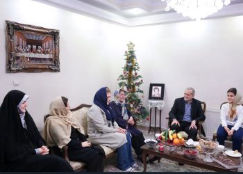 حضور پزشکیان در منزل ۲ شهید مسیحی