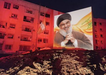 پرچم گنبد رضوی در محل شهادت سیدحسن نصرالله + عکس