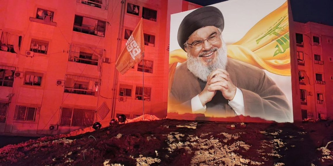 پرچم گنبد رضوی در محل شهادت سیدحسن نصرالله + عکس