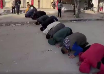 سجده شکر جوانان فلسطینی بعد از اعلام آتش بس + فیلم