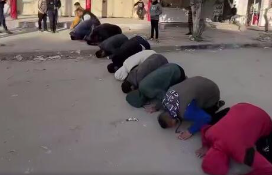 سجده شکر جوانان فلسطینی بعد از اعلام آتش بس + فیلم