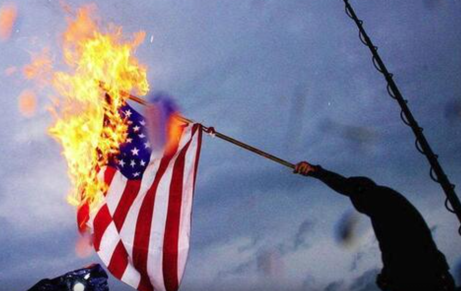 آتش زدن پرچم آمریکا در پاناما + فیلم