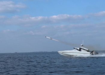 موشک «کوثر ۲۲۲» نیروی دریایی سپاه عملیاتی شد + فیلم