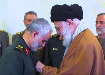 تصاویری متفاومت از حضور شهید سلیمانی در محضر رهبر انقلاب