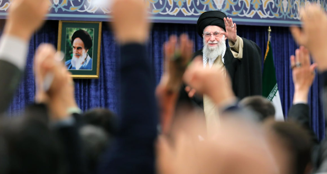 رهبر انقلاب: نگذارید تبلیغات دشمن روی افکار عمومی اثر کند