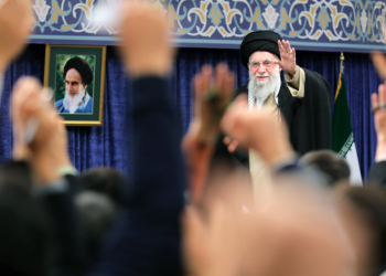 رهبر انقلاب: نگذارید تبلیغات دشمن روی افکار عمومی اثر کند