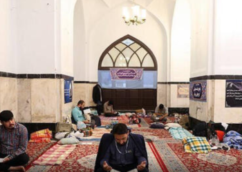 حال و هوای معتکفین در حرم رضوی + فیلم