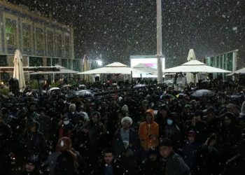 سیل خروشان جمعیت در مسیر برفی مزار حاج قاسم + فیلم