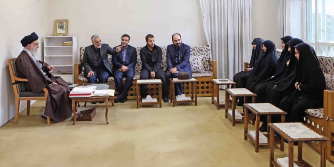 تصویر جدید از دیدار خانوادهٔ حاج قاسم با رهبر انقلاب در سال ۹۳