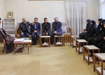 تصویر جدید از دیدار خانوادهٔ حاج قاسم با رهبر انقلاب در سال ۹۳