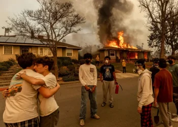 آتش سوزی در لس آنجلس همچنان به پیش می‌تازد